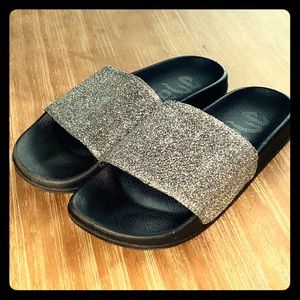 Stylish Flip Flops Black/Silver Sz 7 NO BOX